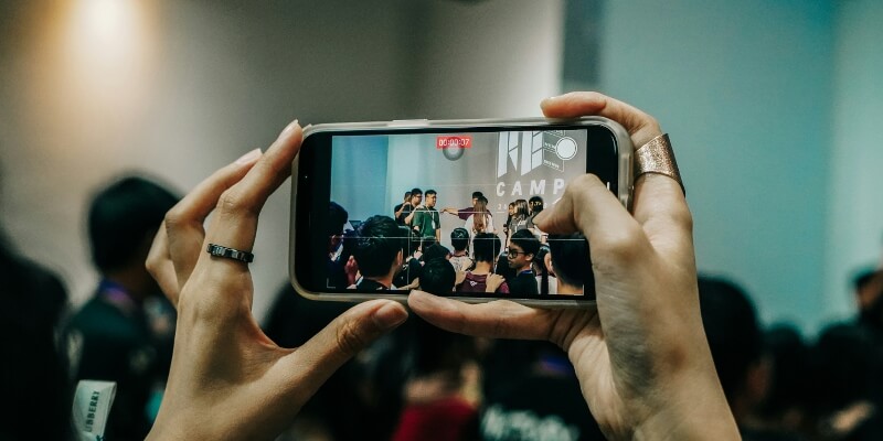 ダンス動画をスマホで綺麗に撮るコツを徹底解説！設定・構図から一人撮影まで！