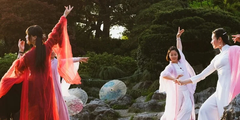 ダンスの歴史と起源を簡単に解説！日本や世界でのダンスの役割や進展も！