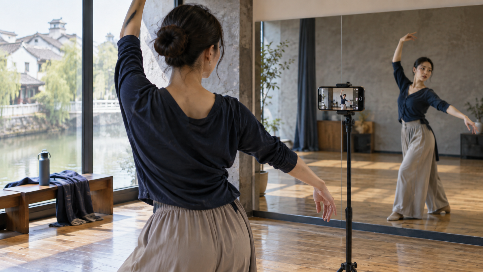 鏡とスマートフォンでダンスの動きを確認する女性