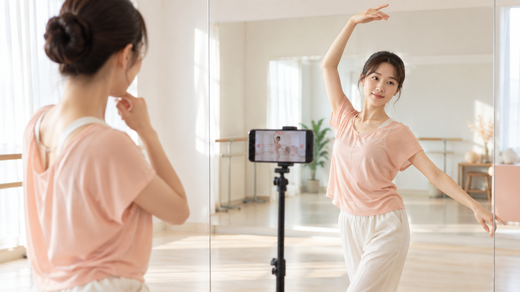 スマートフォンでダンスを撮影して確認する女性