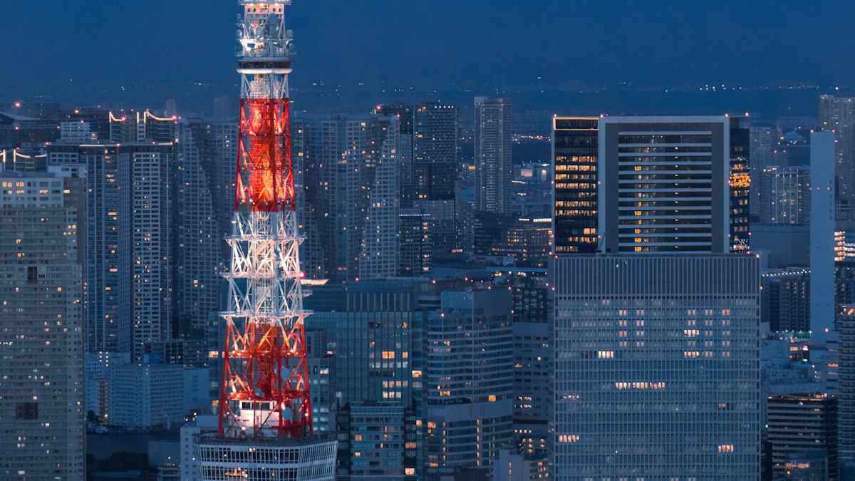 夕暮れの東京タワーと港区の街並み