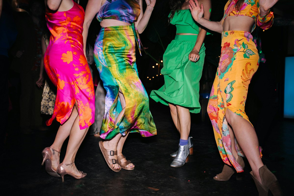 カラフルな衣装で楽しそうに踊る人たち
