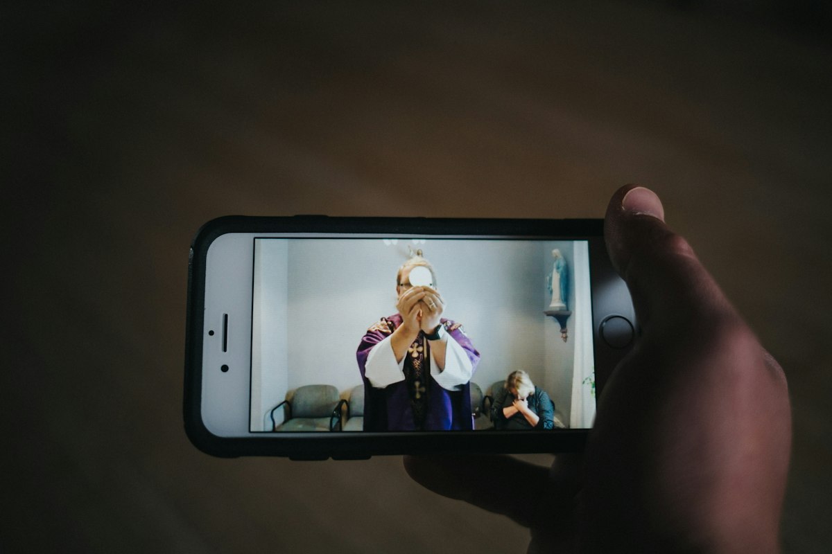スマホに映ったダンス動画を手に持って確認している様子