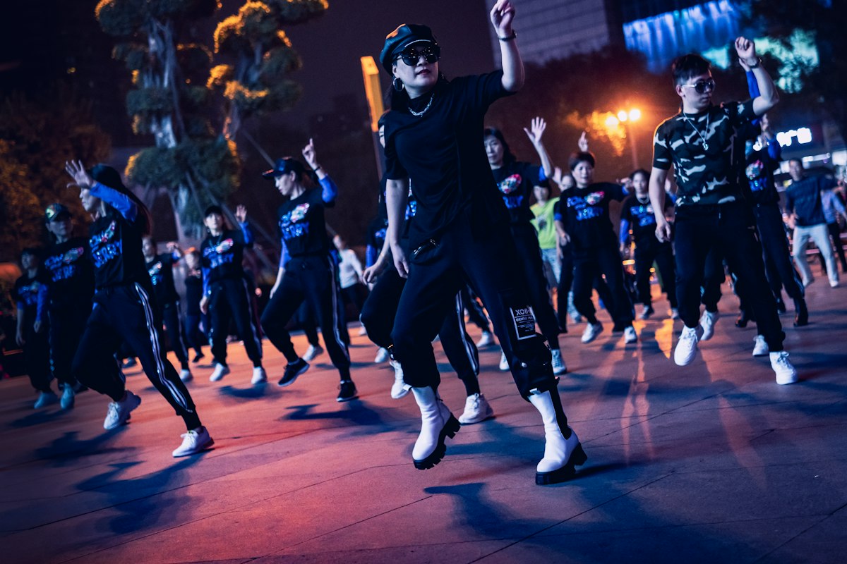 夜のステージでそろって踊るダンスチーム