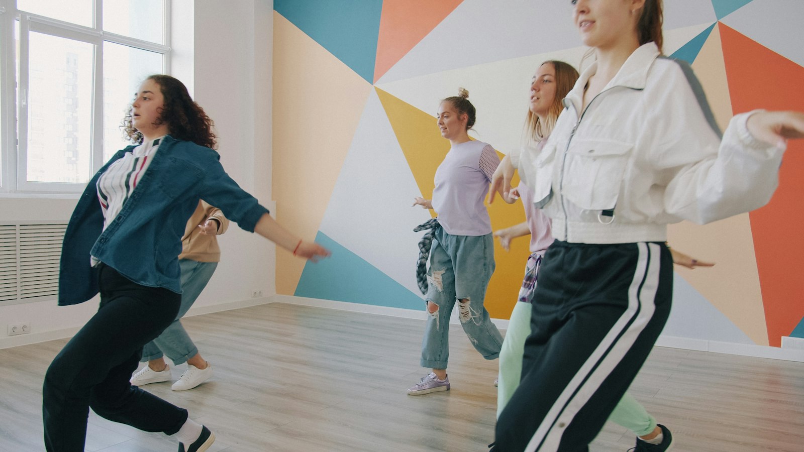 鏡の中の自分が「若作り」に見える理由｜大人のヒップホップが痛くならない踊り方