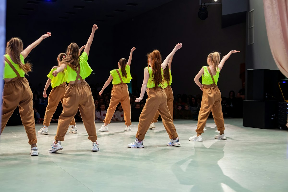 ステージでそろって踊るヒップホップのダンスチーム