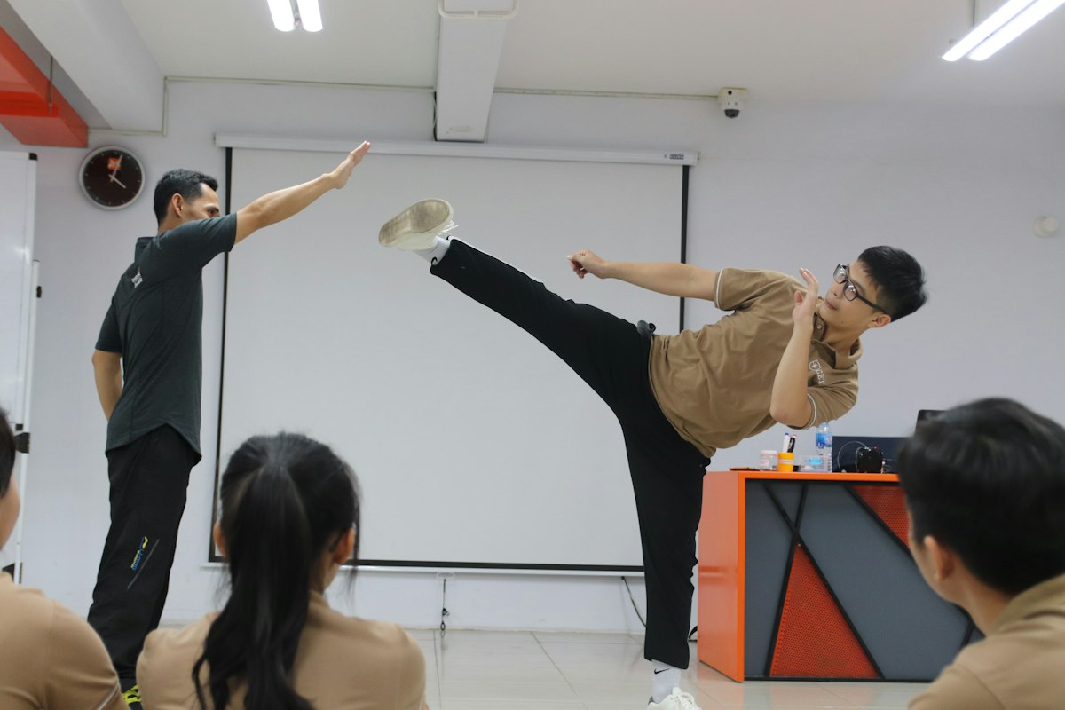 講師が足技の見本を見せるダンスレッスンの様子