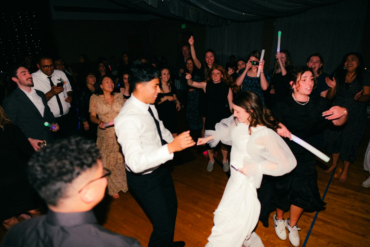 パーティー会場で一緒に踊る人たち